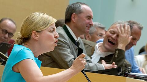 Katharina Schulze (vo.) spricht nach der Regierungserklärung von Hubert Aiwanger (mi.) und kritisiert ihn mehr als deutlich.