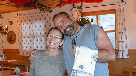 Rosemarie Feisinger und Kellner Andi in ihrer gemütlichen Kas- und Weinstubn.
