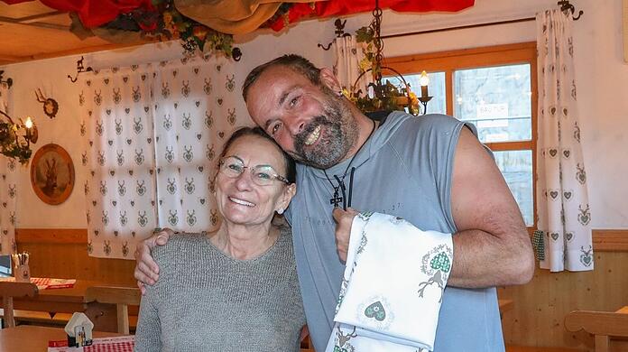 Rosemarie Feisinger und Kellner Andi in ihrer gemütlichen Kas- und Weinstubn.