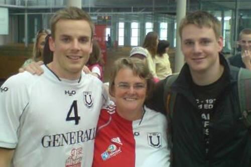 Die Steuerwalds: Mama Lydia mit ihren Volleyballern Patrick (l.), der für Haching spielt und Markus, der bei Friedrichshafen ist.