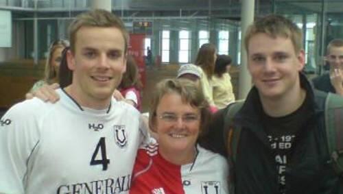 Die Steuerwalds: Mama Lydia mit ihren Volleyballern Patrick (l.), der für Haching spielt und Markus, der bei Friedrichshafen ist. Die Steuerwalds: Mama Lydia mit ihren Volleyballern Patrick (l.), der für Haching spielt und Markus, der bei Friedrichshafen ist.