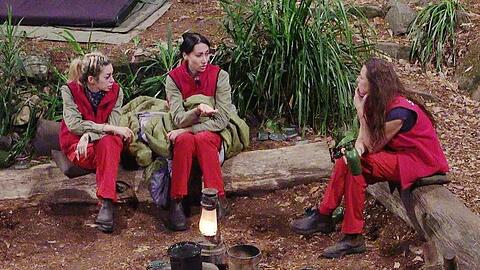 &Uuml;bten Kritik: Ariel, Samira Yavuz und Simone Ballack (v.l.n.r.).