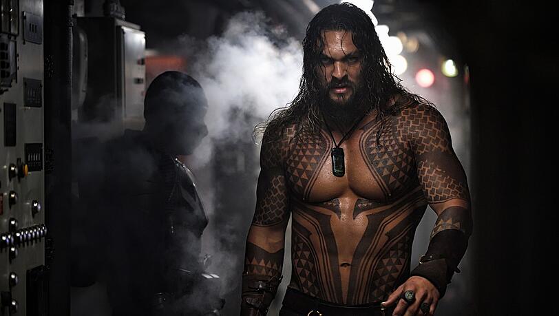 Aquaman (Jason Momoa) ist ein hervorragender Kämpfer und Draufgänger, am Thron hat er zunächst wenig Interesse. Aquaman (Jason Momoa) ist ein hervorragender Kämpfer und Draufgänger, am Thron hat er zunächst wenig Interesse.