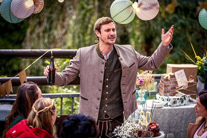 Es ist ein rätselhafter Kriminalfall: Unternehmersohn Ludwig Kronau (Frédéric Brossier) feiert seinen 30. Geburtstag. Er hat eine schöne Frau und einen kleinen Sohn. Über sein Leben kann Ludwig also beim besten Willen nicht klagen. Mit Freunden feiert er in einem Biergarten. Doch dann geht er plötzlich und ohne Grund auf einen Menschen los. Warum? Es ist ein rätselhafter Kriminalfall: Unternehmersohn Ludwig Kronau (Frédéric Brossier) feiert seinen 30. Geburtstag. Er hat eine schöne Frau und einen kleinen Sohn. Über sein Leben kann Ludwig also beim besten Willen nicht klagen. Mit Freunden feiert er in einem Biergarten. Doch dann geht er plötzlich und ohne Grund auf einen Menschen los. Warum?