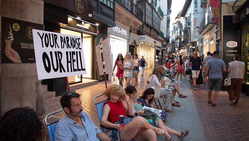 In Palma demonstrierten nach Polizeiangaben rund 1.000 Einheimische gegen die Folgen des Massentourismus.