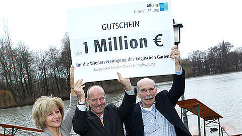 Viel Geld wert, der Karton: Allianz-Umweltstiftungs-Chef Lutz Spandau (M.) mit den Planern Petra Léjeune und Hermann Grub.