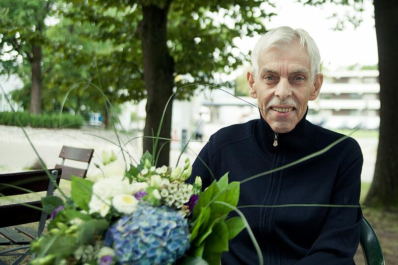 Anfang September schockte Dieter Schneider mit einem Aufenthalt in der Klinik: 1860-Präsident Dieter Schneider hat sich in eine Klinik einweisen lassen. Der Stress schlägt ihm auf den Magen, er hat 16 Kilo abgenommen, eine OP droht. Die AZ hat ihn damals im Krankenhaus besucht.