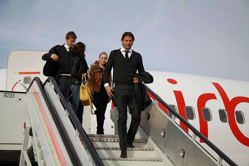 Die Dortmunder am Montagabend bei der Landung in Madrid. Am Dienstag geht es um 20:45 Uhr im Bernabeu-Stadion gegen Real.
