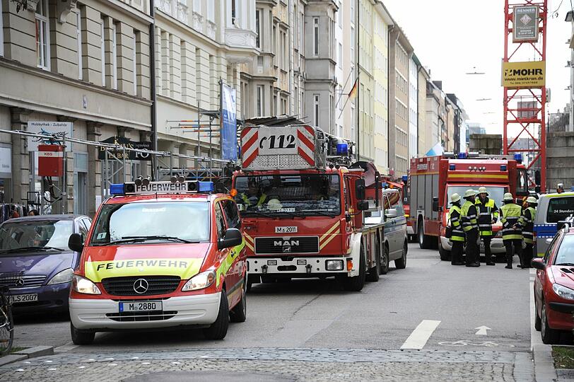 Rund ein Dutzend Feuerwehrautos hat der AZ-Reporter gezählt.