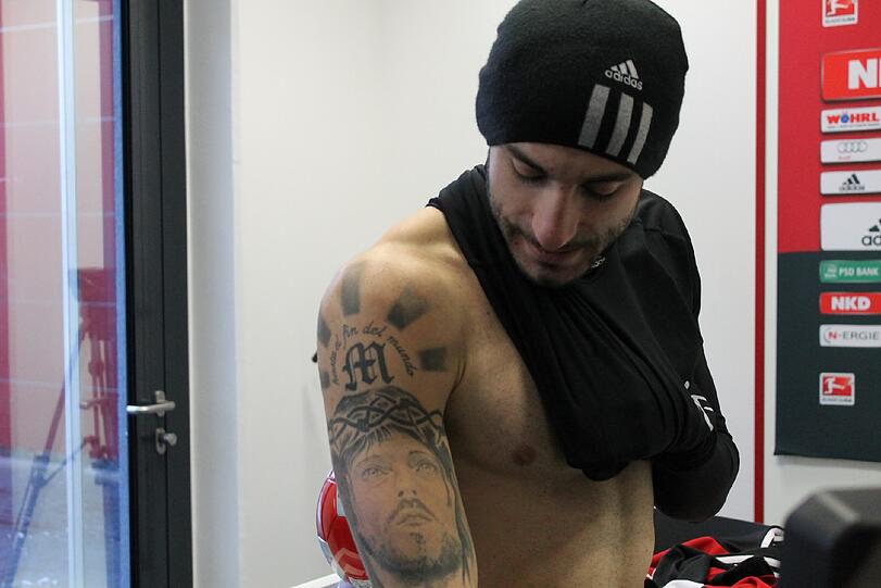 Gerne zeigt der gläubige Christ, Javier Pinola, sein Jesus-Tattoo auf dem rechten Oberarm.