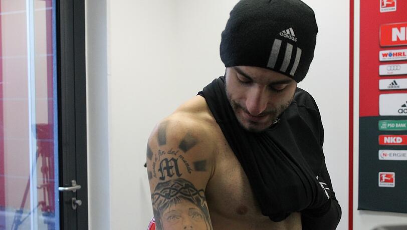 Gerne zeigt der gläubige Christ, Javier Pinola, sein Jesus-Tattoo auf dem rechten Oberarm. Gerne zeigt der gläubige Christ, Javier Pinola, sein Jesus-Tattoo auf dem rechten Oberarm.