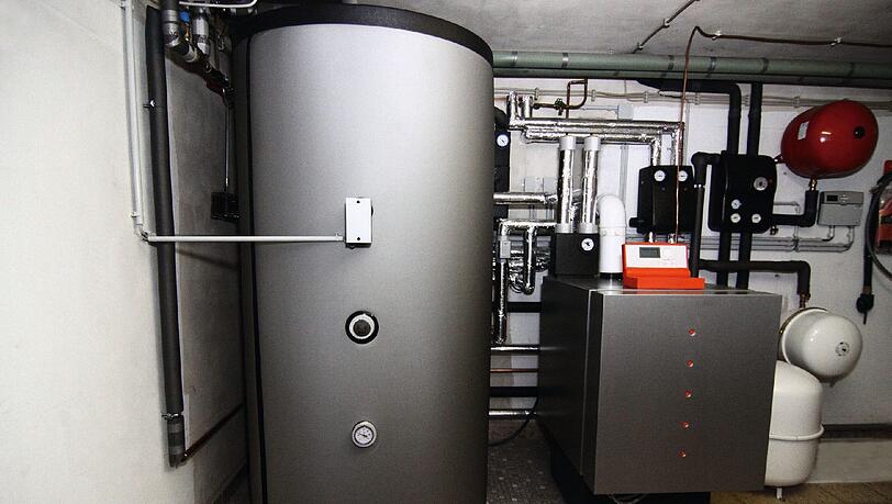Eine Variante ist die Kombination einer Solarheizung mit einem Brennwertkessel. Hier wird mit Hilfe von Öl geheizt, wenn die Sonne nicht genug Energie liefert. Eine Variante ist die Kombination einer Solarheizung mit einem Brennwertkessel. Hier wird mit Hilfe von Öl geheizt, wenn die Sonne nicht genug Energie liefert.