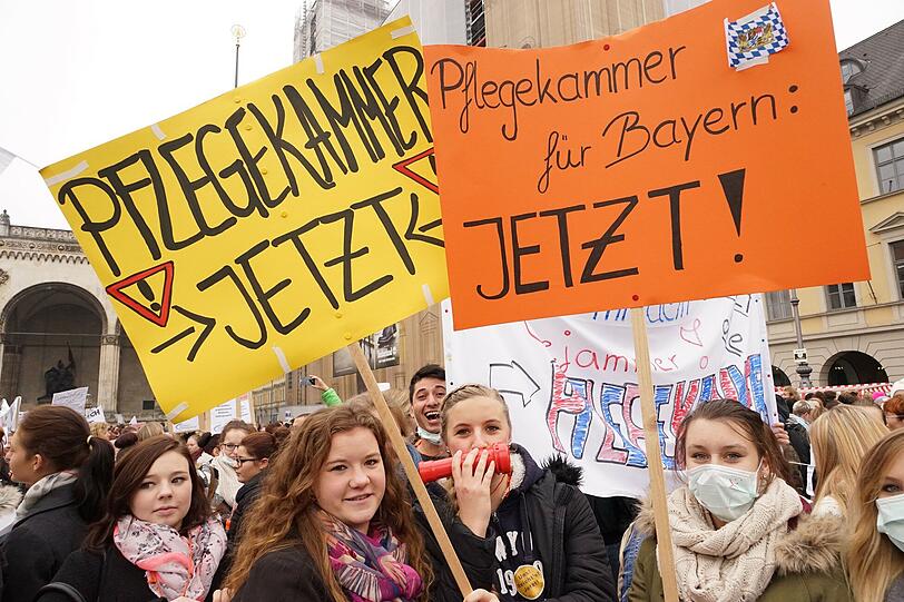 &bdquo;Du wirst auch mal alt&ldquo;, &bdquo;Wir sehen uns&ldquo; &ndash; die Demonstranten erinnern auf Plakaten daran, dass das Problem früher oder später jeden betrifft.