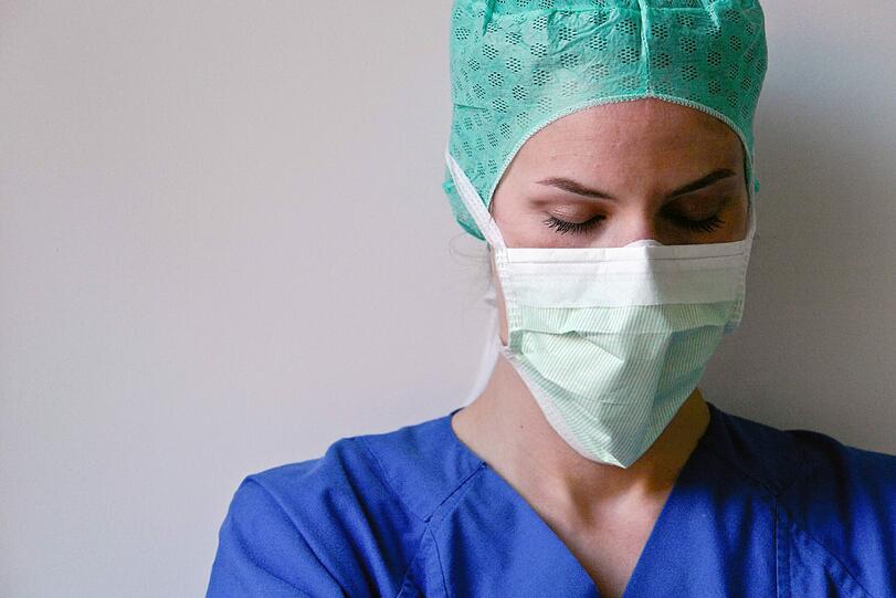 Junge Ärztinnen sind die Zukunft der Kliniken, doch auch sie spüren den enormen Druck in den Krankenhäusern. Ärztevertreter warnen vor schlimmen Folgen für das Gesundheitssystem.