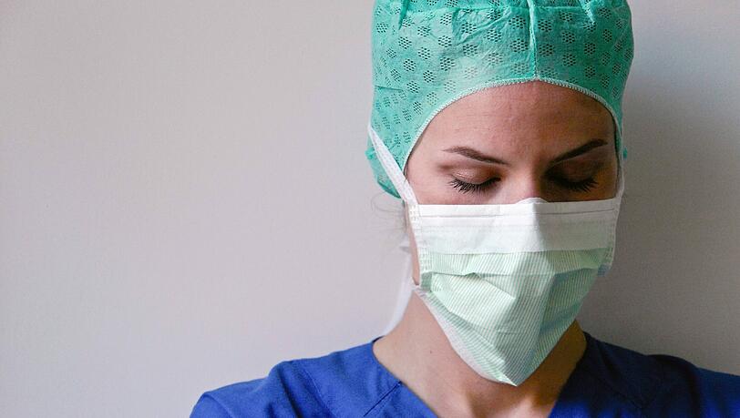 Junge Ärztinnen sind die Zukunft der Kliniken, doch auch sie spüren den enormen Druck in den Krankenhäusern. Ärztevertreter warnen vor schlimmen Folgen für das Gesundheitssystem. Junge Ärztinnen sind die Zukunft der Kliniken, doch auch sie spüren den enormen Druck in den Krankenhäusern. Ärztevertreter warnen vor schlimmen Folgen für das Gesundheitssystem.