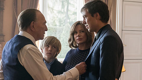 Paul Getty (Christopher Plummer, li.), Sohn (Andrew Buchan) dahinter Enkel (Charlie Shotwell) und Schwiegertochter (Michelle Williams).