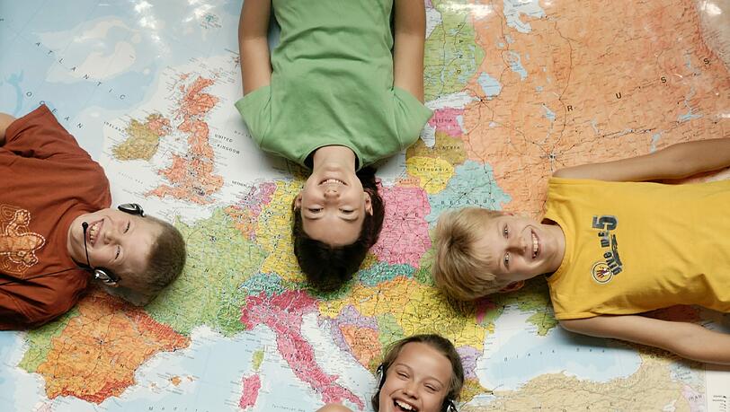 eTwinning vernetzt Kinder und Jugendliche in verschiedenen Ländern. eTwinning vernetzt Kinder und Jugendliche in verschiedenen Ländern.