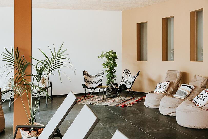 Easygoing Entspannen: Der große Innenpool wurde komplett umgestaltet, es gibt eine finnische Sauna, ein Dampfbad und ein kleines, feines Verwöhnprogramm mit Massagen & Beauty Treatments.