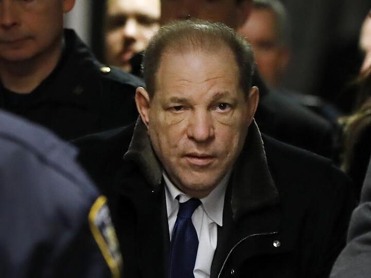Ex-Filmproduzent Harvey Weinstein bestreitet, zwei Frauen sexuell misshandelt zu haben.