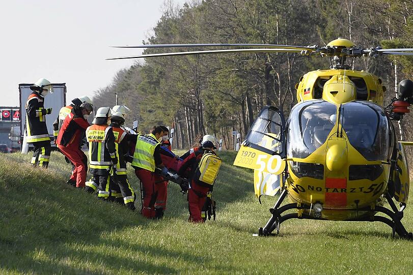 Der Fahrer musste von der Feuerwehr aus dem Fahrzeug befreit werden und wurde mit lebensgefährlichen Verletzungen von einem Rettungshubschrauber in ein Münchner Krankenhaus geflogen.