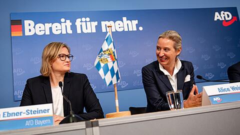 Katrin Ebner-Steiner (l.) von der AfD in Bayern sowie Fraktionsvorsitzende Alice Weidel.