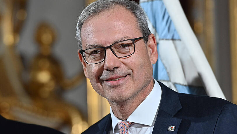 Thomas Zöller ist der Patienten- und Pflegebeauftragte der Bayerischen Staatsregierung. Thomas Zöller ist der Patienten- und Pflegebeauftragte der Bayerischen Staatsregierung.