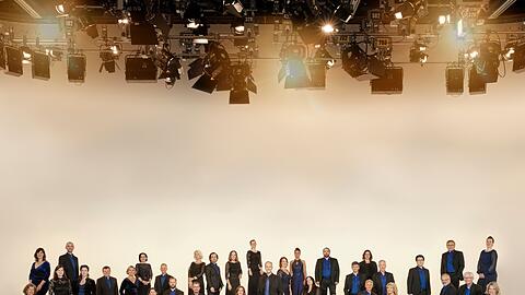 Der Chor des Bayerischen Rundfunks mit seinem künstlerischen Leiter Peter Dijkstra.