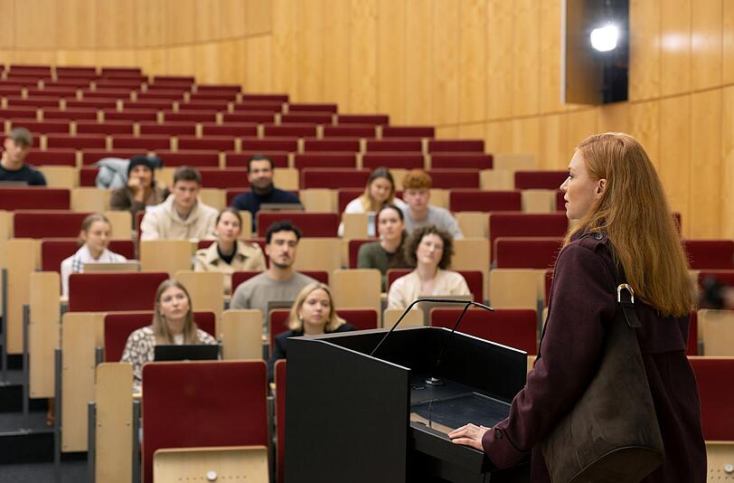 Psychologieprofessorin Marlene Nielsen (Marleen Lohse, rechts) ist Expertin f&uuml;r Mikroexpressionen.