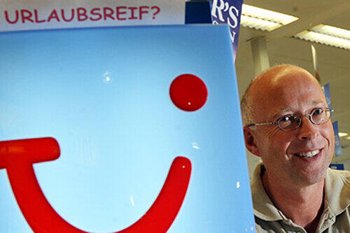 Hat den Durchblick: Reiseexperte Guido Grötsch an seinem Stand auf dem Nürnberger Flughafen.
