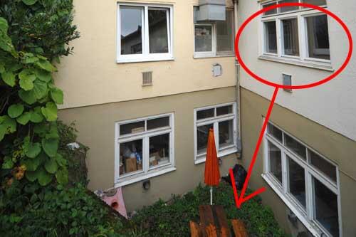 Von diesem Fenster (roter Kreis) stürzte der Dreijährige &ndash; und blieb so gut wie unverletzt.