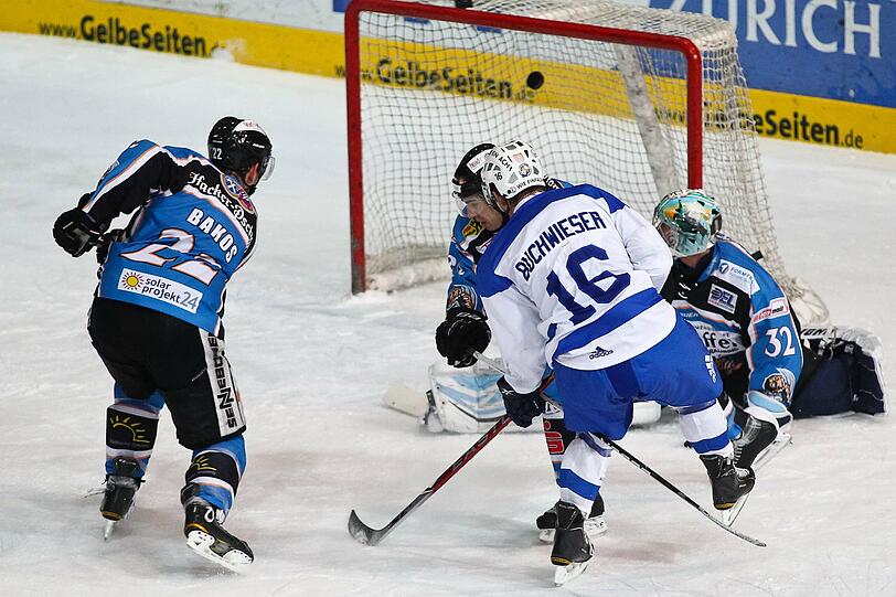 Martin Buchwieser &ndash; im schicken weißblauen Olympia-Trikot -  erzwingt ein Straubinger Eigentor zum 3:0 für den EHC.