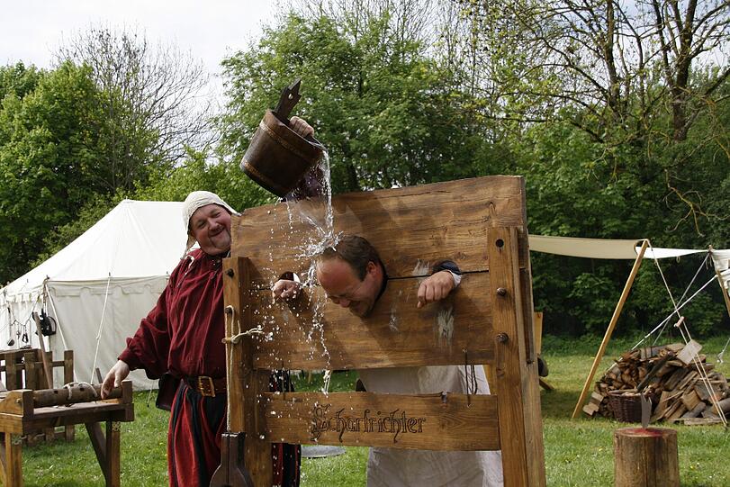 An den Pranger gestellt und eine Wasserdusche: Folter und Strafe im Mittelalter.