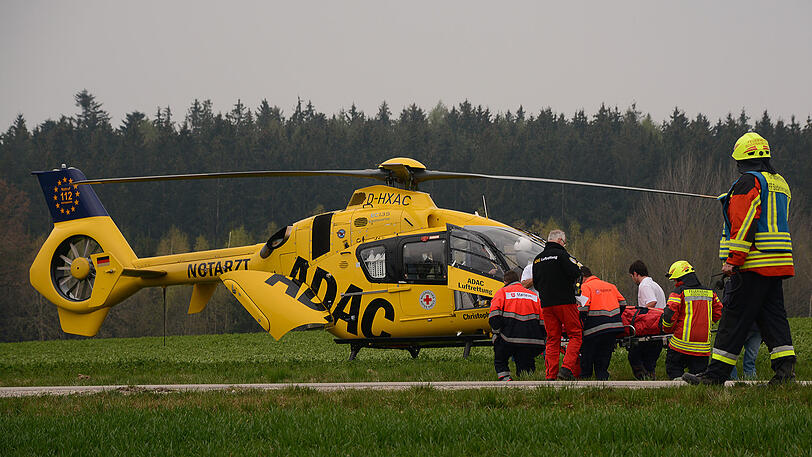 Die schwer verletzte Fahrerin musste mit einem Hubschrauber in ein Krankenhaus gebracht werden.
