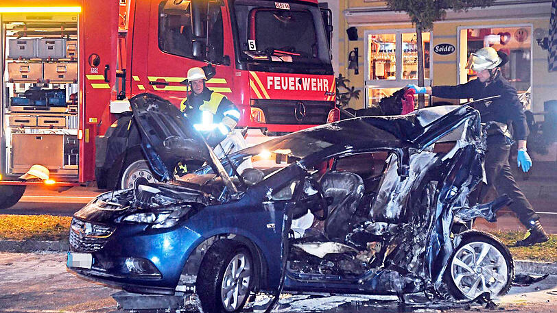 Der Opel fing nach dem Aufprall sofort Feuer.