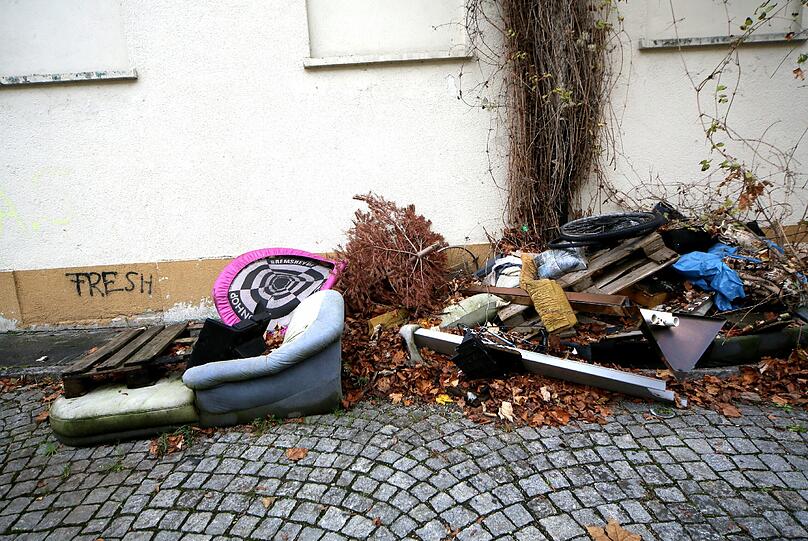 Doch, doch - eigentlich ist hier Schutt abladen verboten. Es hat sich nur jahrelang nicht jeder dran gehalten. So entstand dieser Haufen.