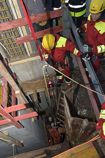 Der schwer verletzte Bauarbeiter musste mit einer Spezialtrage aus dem fünf Meter tiefen Spalt geborgen werden. Bilder vom Rettungseinsatz