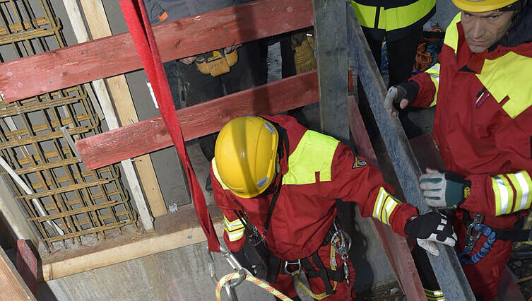 Der schwer verletzte Bauarbeiter musste mit einer Spezialtrage aus dem fünf Meter tiefen Spalt geborgen werden. Bilder vom Rettungseinsatz Der schwer verletzte Bauarbeiter musste mit einer Spezialtrage aus dem fünf Meter tiefen Spalt geborgen werden. Bilder vom Rettungseinsatz