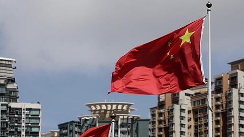 Die Flagge der Sonderverwaltungszone Hongkong (l) und die Flagge der Volksrepublik China wehen vor Wolkenkratzern.(Symbolbild).