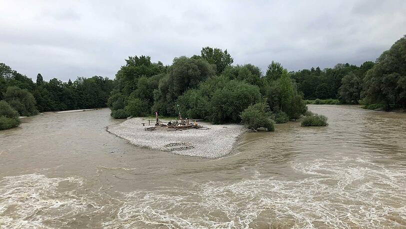 Der Pegelstand der Isar soll noch bis zum Abend weiter ansteigen.