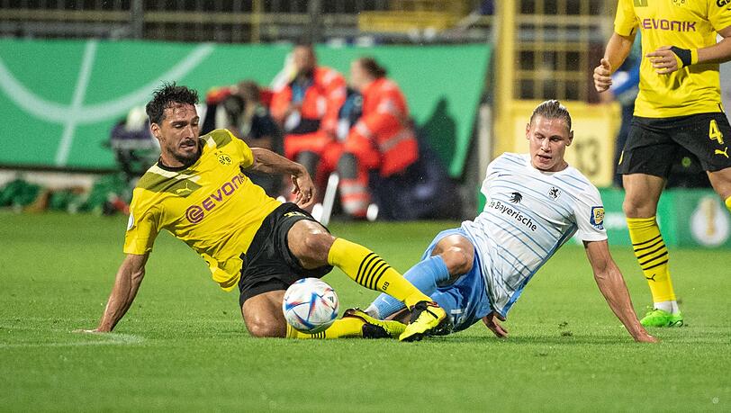 Kam in München von der Bank: BVB-Verteidiger Mats Hummels (l).