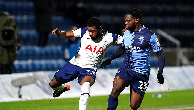 Japhet Tanganga (l) von Tottenham Hotspur und Fred Onyedinma von Wycombe Wanderers kämpfen um den Ball. Der Leihspieler verlässt den FC Augsburg nach der Hinrunde schon wieder.