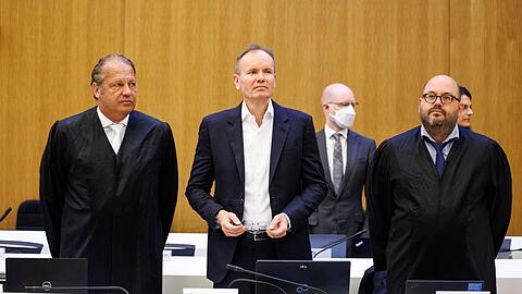 Markus Braun, früherer Wirecard-Vorstandschef (2. v. l.), steht im Münchner Gerichtssaal zwischen seinen Rechtsanwälten Alfred Dierlamm (l) und Nico Werning.