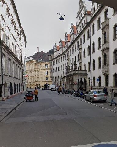 Das Portal der Sparkasse rechts ist heute noch zu erkennen.