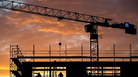Wohnungsbau in Deutschland: Mit gelockerten Kreditvorgaben könnten Verbraucher leichter an Darlehen kommen (Archivbild)