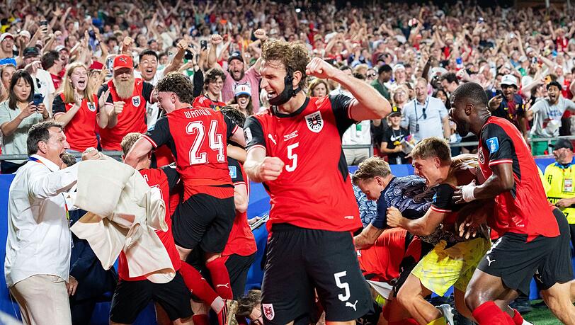 Pure Ekstase: Mit dem 3:3 qualifizierten sich die &Ouml;sterreicher in letzter Minute f&uuml;r das Sechzehntelfinale.