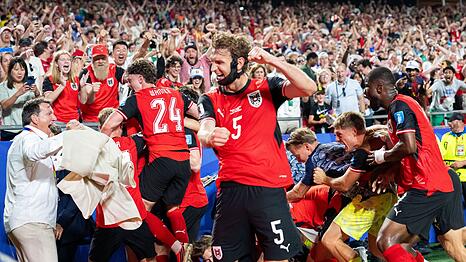 Pure Ekstase: Mit dem 3:3 qualifizierten sich die &Ouml;sterreicher in letzter Minute f&uuml;r das Sechzehntelfinale.