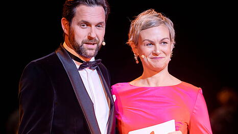 Matthias Killing erz&auml;hlt seiner Kollegin Karen Heinrichs von gro&szlig;en TV-Pl&auml;nen.