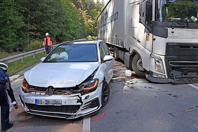 Die Sattelzugmaschine wurde bei dem Unfall in den Gegenverkehr geschleudert und kollidierte mit den nachfahrenden Autos. Die Sattelzugmaschine wurde bei dem Unfall in den Gegenverkehr geschleudert und kollidierte mit den nachfahrenden Autos.
