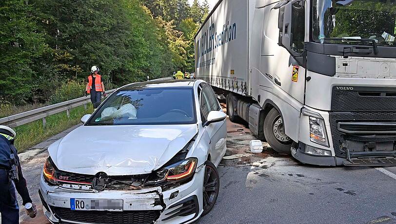Die Sattelzugmaschine wurde bei dem Unfall in den Gegenverkehr geschleudert und kollidierte mit den nachfahrenden Autos. Die Sattelzugmaschine wurde bei dem Unfall in den Gegenverkehr geschleudert und kollidierte mit den nachfahrenden Autos.