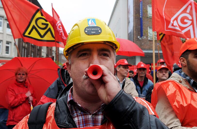 Streikende Metallarbeiter in Kiel.